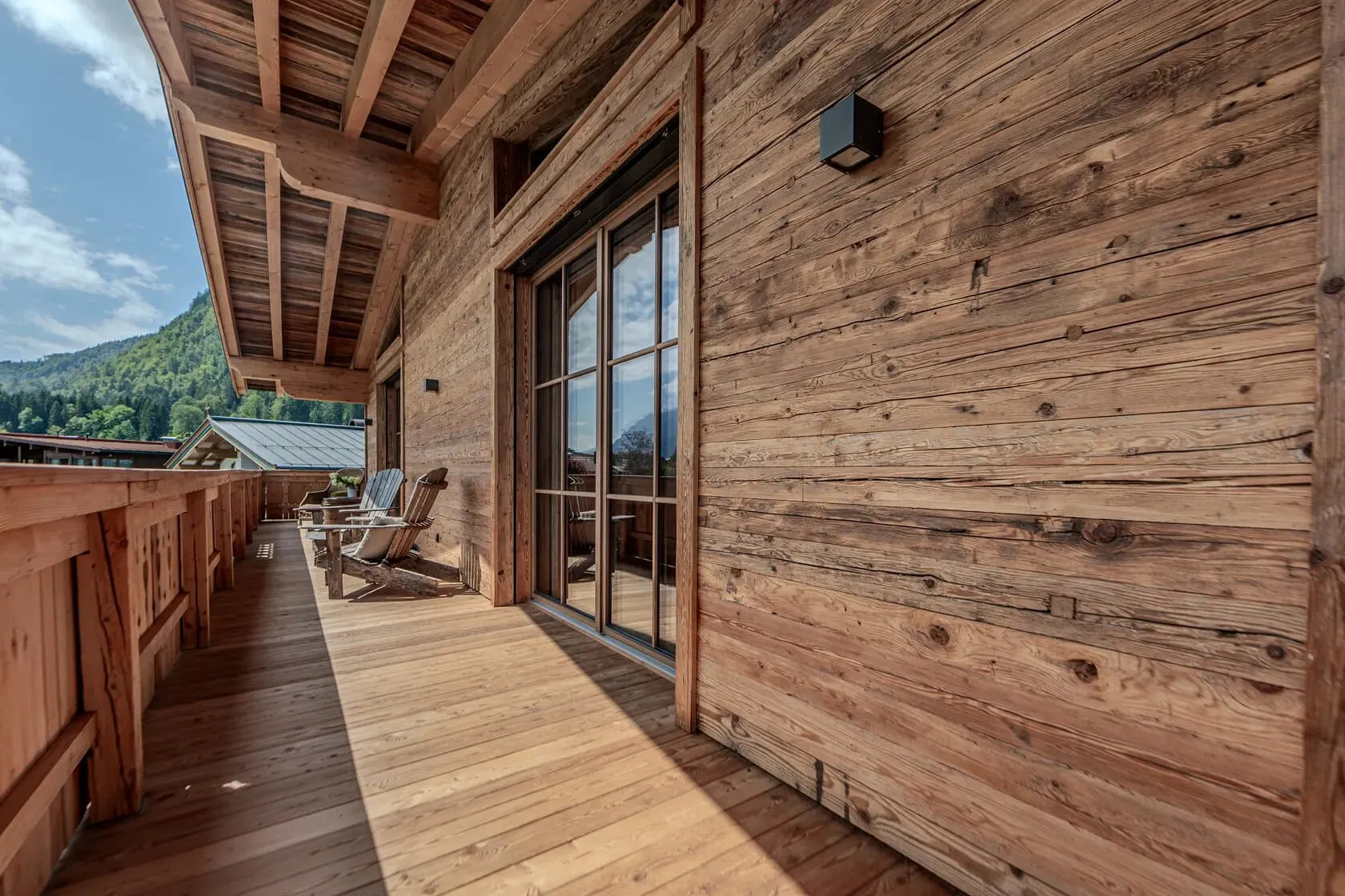 Chalet-Raum mit Holzwänden und Ruhebereich