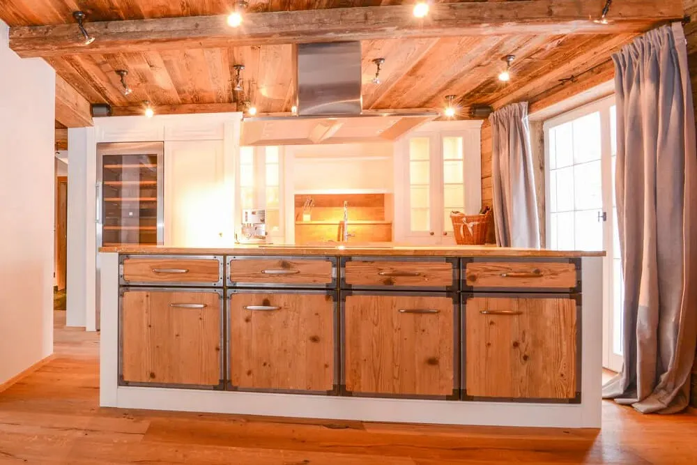 Stube mit klassischem Altholz und originaler Patina
