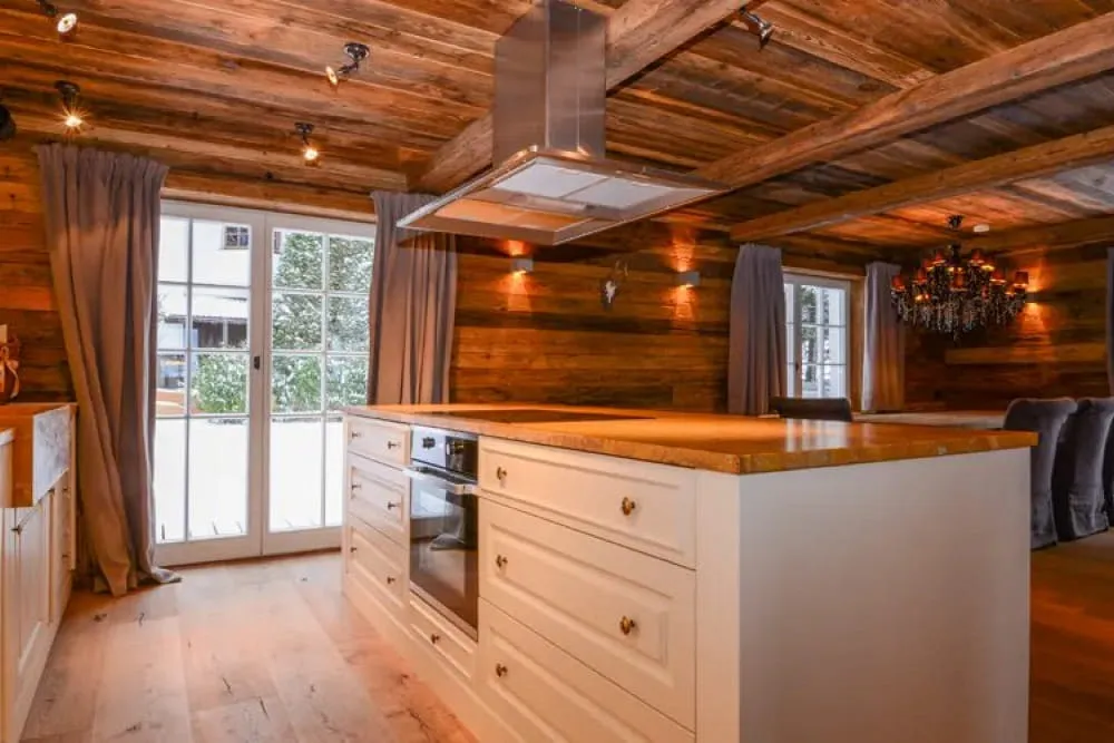 Traditionelle Stube mit Patina
